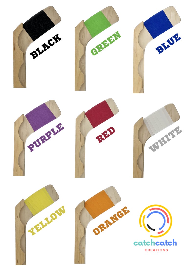 Puede incluir: Nueve palos de hockey de madera con tiras de fieltro de diferentes colores en la hoja. Los colores son negro, verde, azul, morado, rojo, blanco, amarillo, naranja y un logotipo con el texto "catchcatch creations".
