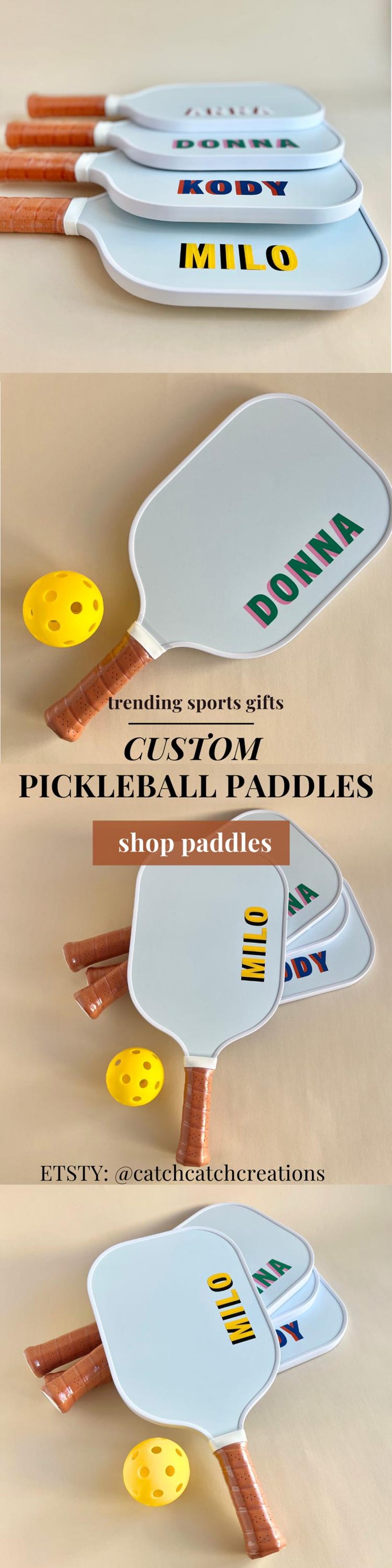 Pu&ograve; includere: Quattro racchette da pickleball bianche con manici marroni. Le racchette sono personalizzate con i nomi Donna, Kody, Milo e Donna. Una palla da pickleball gialla &egrave; in primo piano. Il testo "trending sports gifts CUSTOM PICKLEBALL PADDLES shop paddles" &egrave; sull'immagine. Il testo "ETSTY: @catchcatchcreations" &egrave; sull'immagine.