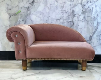 The duchess cat fainting couch