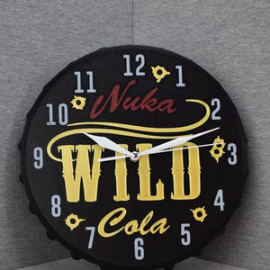 Reloj de refresco Nuka Cola Wild con temática de Fallout - Reloj de videojuego impreso en 3D - Mercancía inspirada en Vault Tec - Mercancía única de Bethesda
