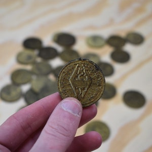 Replica Elder Scrolls Skyrim Septim Gold Coin - Video Game Decor - TESV Fan Gift - Fallout - Gamer&#39;s Loot - Video Game Gold Currency
