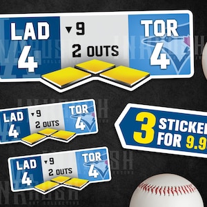 Könnte beinhalten: Baseball-Aufkleber mit einem Anzeigetafel-Design, das die Teams LAD und TOR, die Ergebnisse und die Outs zeigt. Die Aufkleber sind blau, weiß und gelb, mit einem Baseball im Hintergrund. Der Text "3 Stickers for 9.99!" ist ebenfalls sichtbar.