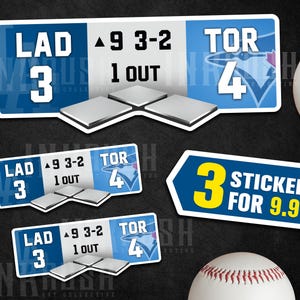 Può includere: Adesivi a tema baseball con un design da tabellone segnapunti che mostra i punteggi per LAD e TOR, e il testo "1 OUT". Gli adesivi sono blu e bianchi con una grafica di baseball. L'immagine include anche una palla da baseball e il testo "3 STICKERS FOR 9.99!"