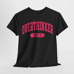 Camiseta unisex "Overthinker 24/7", letras rojas, algodón, top gráfico divertido, regalo considerado
