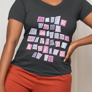 Camiseta unissex retrô pastel, camiseta com design de letras recortadas vintage, camiseta com olhar espelhado, camiseta gráfica reflexiva, camiseta de algodão estilo anos 90