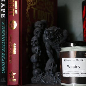 Vampirique - bougie vampire - bougie fantastique - masculin - personnage réconfortant - bougie de soja coulée à la main