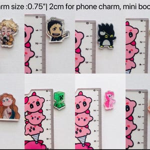 Op de afbeelding: Een verzameling kleurrijke bedels, elk ongeveer 2 cm groot, geschikt voor telefoonbedels of mini-bladwijzers. De bedels bevatten verschillende stripfiguren en ontwerpen, waaronder een gele figuur, een groene creeper en een roze pony.