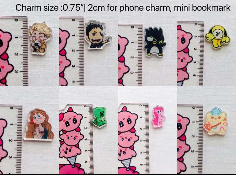Op de afbeelding: Een verzameling kleurrijke bedels, elk ongeveer 2 cm groot, geschikt voor telefoonbedels of mini-bladwijzers. De bedels bevatten verschillende stripfiguren en ontwerpen, waaronder een gele figuur, een groene creeper en een roze pony.