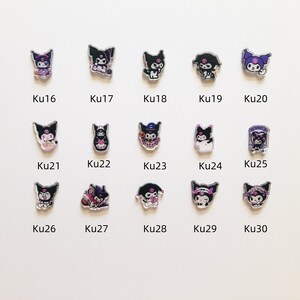 Op de afbeelding: Een verzameling kleine, kleurrijke Kuromi-bedels. Elke bedel heeft een ander ontwerp van het personage, met verschillende outfits en poses. De bedels zijn genummerd Ku16 tot en met Ku30.