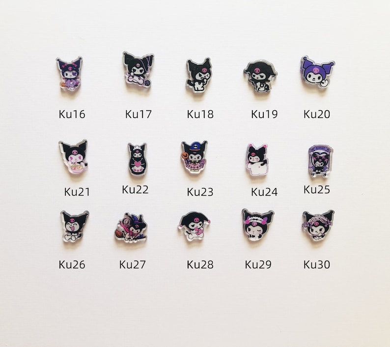 Op de afbeelding: Een verzameling kleine, kleurrijke Kuromi-bedels. Elke bedel heeft een ander ontwerp van het personage, met verschillende outfits en poses. De bedels zijn genummerd Ku16 tot en met Ku30.