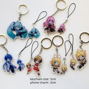 Peut inclure: Collection de porte-cl&eacute;s et de breloques de t&eacute;l&eacute;phone de style anime. Les porte-cl&eacute;s pr&eacute;sentent divers personnages color&eacute;s avec des anneaux dor&eacute;s. Les breloques de t&eacute;l&eacute;phone ont des lani&egrave;res noires. Taille du porte-cl&eacute;s : 5 cm. Breloque de t&eacute;l&eacute;phone : 3 cm.