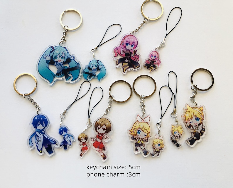 Peut inclure: Collection de porte-cl&eacute;s et de breloques de t&eacute;l&eacute;phone de style anime. Les porte-cl&eacute;s pr&eacute;sentent divers personnages color&eacute;s avec des anneaux dor&eacute;s. Les breloques de t&eacute;l&eacute;phone ont des lani&egrave;res noires. Taille du porte-cl&eacute;s : 5 cm. Breloque de t&eacute;l&eacute;phone : 3 cm.