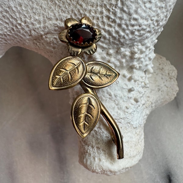 Broche antiguo estilo bohemio de granate con flor de 8 quilates (333)