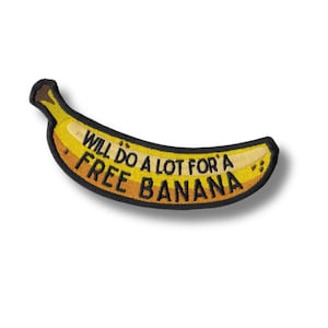 Puede incluir: Un parche bordado con forma de plátano amarillo con costuras negras. El texto en el parche dice "Will do a lot for a free banana."