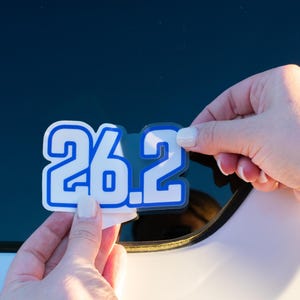 窓、ノートパソコン、またはウォーターボトル用の 26.2 マラソンレース距離ステッカー