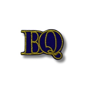Puede incluir: Un parche azul marino con letras bordadas en oro que deletrean "BQ".