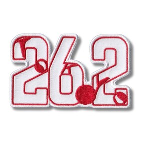Puede incluir: Parche bordado blanco con el texto "26.2" en rojo. El diseño sugiere un tema de maratón. Ideal para ropa o accesorios. Los números son estilizados y el fondo es blanco.