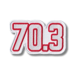 Puede incluir: Parche blanco bordado con contorno rojo, que presenta el número "703".