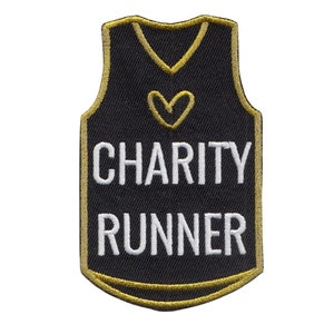 Pode incluir: Etiqueta bordada preta e dourada com um design de camisa sem mangas. A etiqueta tem um coração dourado e o texto "CHARITY RUNNER" em branco.