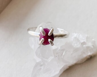 ルビー原石リング、ルビー原石リング、原石リング、7月の誕生石ジュエリー、原石リング、繊細なリング、意味のあるリング、クリスタルリング