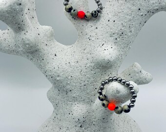 Ring aus Edelstahlperlen silberfarben mit neon orange, pink und Jaspis Dalmatin Perle NEONDALMATIN