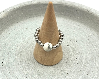 Ring Edelstahl in silberfarben mit Halbedelstein Howlite groß und 3 mm Kugeln Elastisch und flexibel - Anti stress- LOOKLIKEMAMMOR