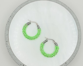 Creolen mit Glasperlen in neongrün auf silberfarbenen Edelstahlohrringen - Ohrringe in Sommerfarben zum einhängen CIRCLEGREEN