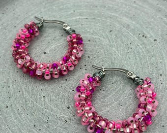 Ohrringe Creolen aus Glasperlen, summerliche Farben, Sonne, Neon, in Neon pink, rosa, Flieder auf silberfarben Creolen ROSEROUND