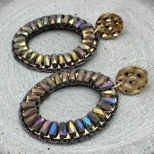 Statement Ohrringe aus Glas Perlen mit schönen Facettsteinen in grau, Perlmutt mit goldfarbenen Edelstahlstecker FACETTEYEEARRINGS
