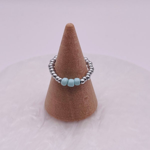 Ring aus Perlen, in hell blau und Silber, Modeschmuck, auf Gummiband, Classy