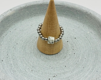 Ring Edelstahl in silberfarben mit Halbedelstein Howlite groß und 3 mm Kugeln Elastisch und flexibel MARMORDOMINO