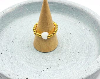 Ring aus Edelstahlperlen goldfarben mit Herz in perlmutt farben als Stein - elastisch und gemütlich - Anti stress - PEARLHEART