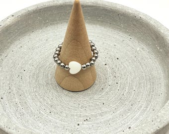 Ring aus Edelstahlperlen silberfarben mit Herz in perlmutt farben als Stein - elastisch und gemütlich - Anti stress - PEARLHEART