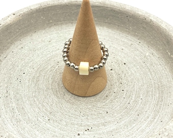 Ring aus Edelstahlperlen silberfarben mit Stein aus Perlmutt - elastisch und gemütlich - PEARLSTONE