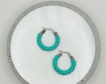 Creolen mit Glasperlen in neontürkis auf silberfarbenen Edelstahlohrringen - Ohrringe in Sommerfarben zum einhängen CIRCLEBLUE