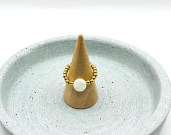 Ring aus Edelstahlperlen goldfarben mit rundem Stein in Perlmuttfarben - elastisch und gemütlich - ROUNDPEARL