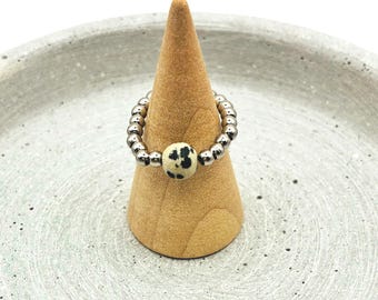 Ring Edelstahl in silberfarben mit Halbedelstein Jaspis Dalmatin groß und 3 mm Kugeln Elastisch und flexibel DALMATINBIGROUND