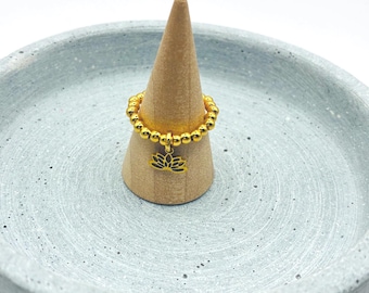 Ring aus Edelstahlperlen goldfarben mit Lotusblüte als Anhänger - elastisch und gemütlich - Anti stress  - LOTUSFLOWER