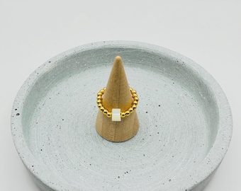 Ring aus Edelstahlperlen goldfarben mit Stein aus Perlmutt - elastisch und gemütlich - Anti stress - PEARLSTONE