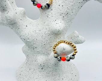 Ring aus Edelstahlperlen goldfarben mit neon orange, pink und Jaspis Dalmatin Perle - Anti Stress -  NEONDALMATIN