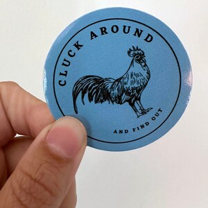 Cluck Around and Find Out - pegatina divertida - impermeable - pegatina para botella de agua, refrigerador o computadora portátil