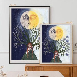 Puede incluir: Dos l&aacute;minas de arte mural enmarcadas que muestran un rostro dividido en sol y luna sobre una persona de pelo largo y rojo. La persona est&aacute; bajo un &aacute;rbol con un lado que muestra estrellas y el otro flores azules. Se indican los tama&ntilde;os 50x70 y 40x50.