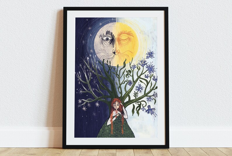 Puede incluir: Una l&aacute;mina art&iacute;stica enmarcada con una composici&oacute;n dividida de un sol y una luna sobre un &aacute;rbol. Una persona con el pelo largo y rojo se sienta bajo el &aacute;rbol, que tiene ramas desnudas a la izquierda y flores azules a la derecha. El fondo pasa de un azul oscuro con estrellas a un amarillo p&aacute;lido.