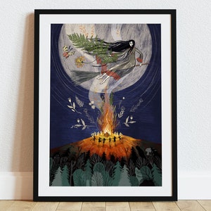 以下が含まれることがあります： 暗い青色の夜空と大きな満月が描かれた額装アートプリント。長い黒髪の人物がほうきに乗って丘の上の焚き火の上を飛んでおり、その下では小さなシルエットの人々が手をつないで焚き火を囲み、周囲には森が広がっている。