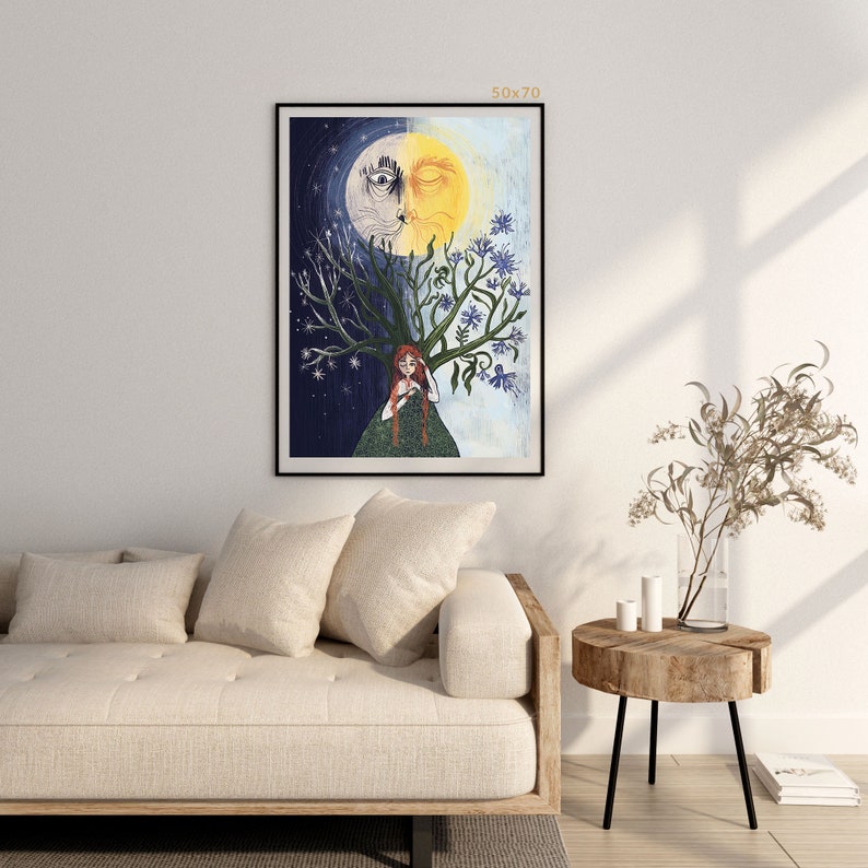 Puede incluir: Una impresi&oacute;n de arte mural enmarcada de 50x70 cm con un fondo dividido entre sol y luna. Una persona con largo cabello rojo se encuentra frente a un &aacute;rbol desnudo en el lado de la luna azul oscuro y florecido con flores azules en el lado del sol amarillo.