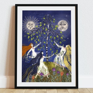 Op de afbeelding: Een schilderij van drie vrouwen die dansen rond een berkenboom. De vrouwen dragen witte jurken en hebben lang, golvend haar. De achtergrond is donkerblauw met een zon en maan in de lucht.
