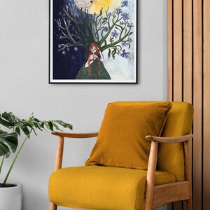 Puede incluir: Una l&aacute;mina de arte mural enmarcada que muestra un rostro dividido en sol y luna sobre un &aacute;rbol con una persona de pie delante. El lado izquierdo es azul oscuro con estrellas, mientras que el derecho es azul claro con flores azules.