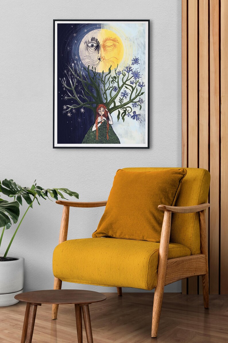 Puede incluir: Una l&aacute;mina de arte mural enmarcada que muestra un rostro dividido en sol y luna sobre un &aacute;rbol con una persona de pie delante. El lado izquierdo es azul oscuro con estrellas, mientras que el derecho es azul claro con flores azules.