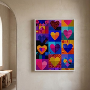 Può includere: Un'opera d'arte incorniciata con un vivace design geometrico di cuori. Ogni cuore è di un colore e motivo diverso, tra cui rosso, arancione, rosa e blu. L'opera d'arte è esposta su una parete di colore neutro.