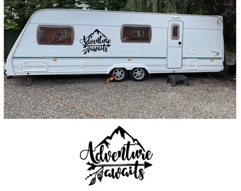 Adventure Awaits Mountain Arrow Vinyl Aufkleber für Camper RV Auto Fenster Outdoor Wohnmobil Reise Zitat Aufkleber Wanderlust Road Trip